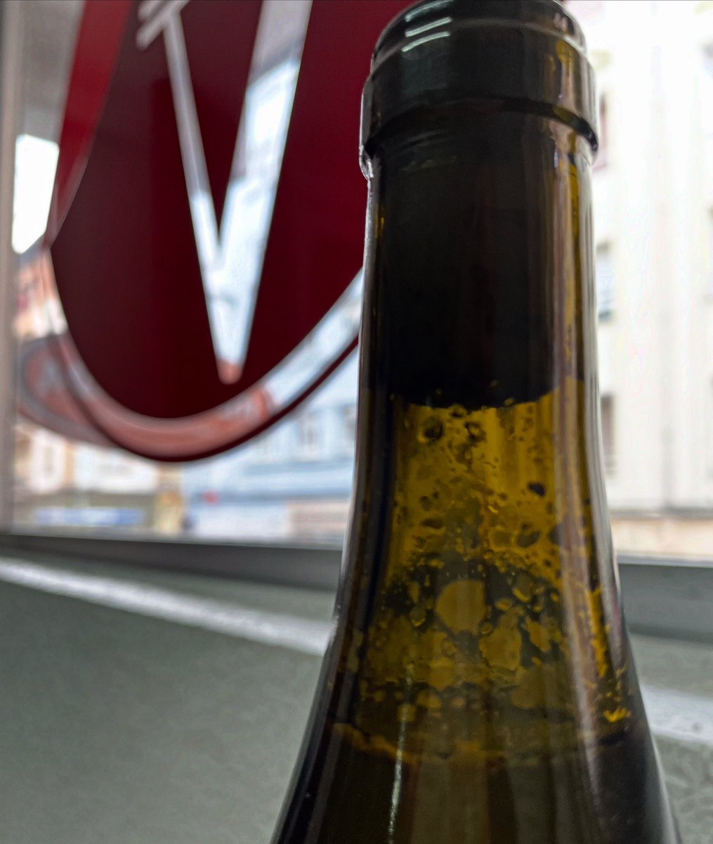 Un velo de flor se está formando sobre la superficie del vino dentro de las botellas.. Vinos vivos que se desarrollan y maduran lentamente.. Una locura!! 

#terantresgallo #vinosvivos #wine #vin #vino