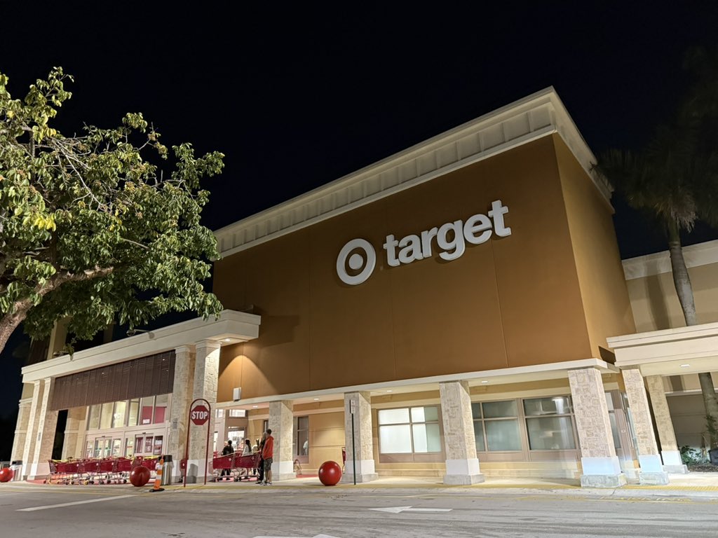 Happy #BlackFriday! Anyone heading to <a href="/Target/">Target</a> for <a href="/taylorswift13/">Taylor Swift</a> exclusive products? This was line at my local #Target around 4:40 axios.com/2024/11/29/bla….