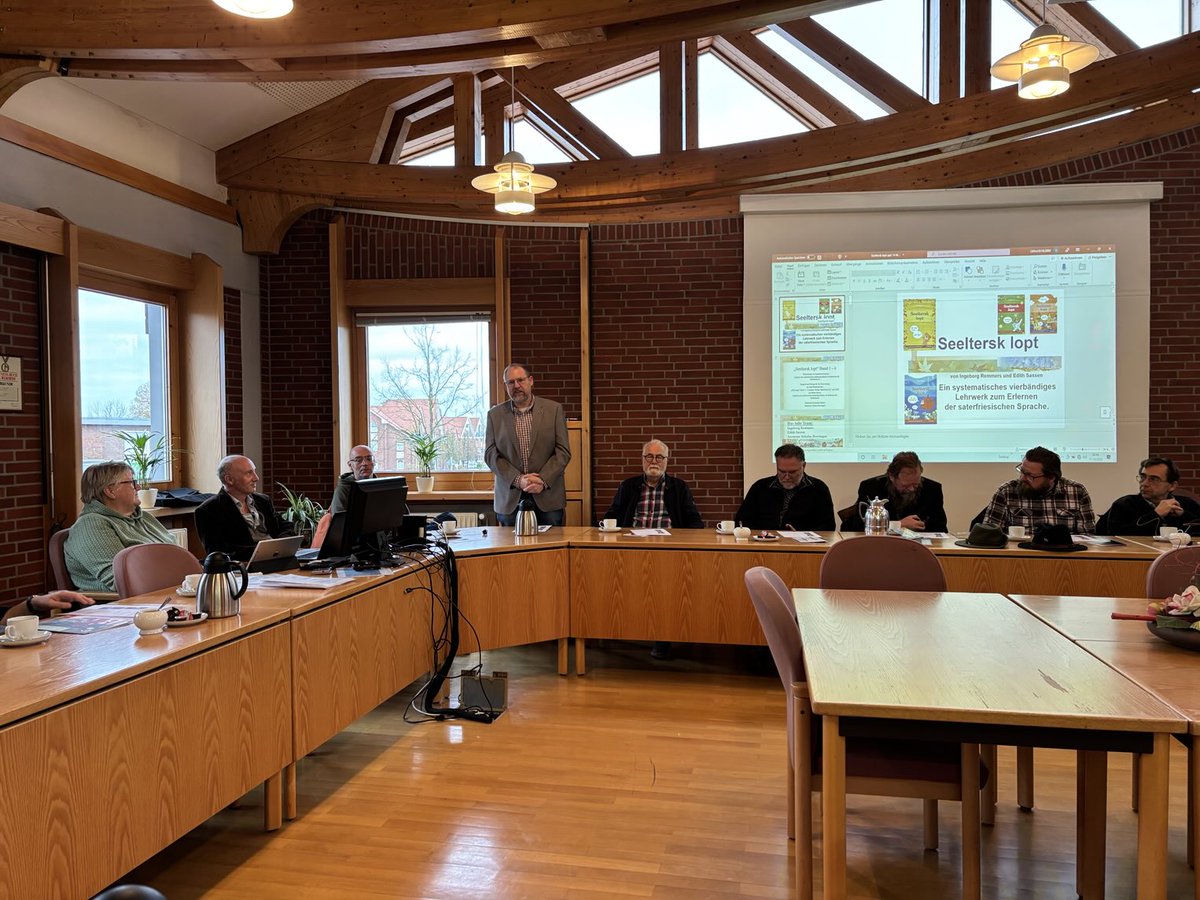 De stipe foar it #Seelterfrysk wurdt stap foar stap útboud, fertelt #meenteboas Otto fan de gemeente #Seelterlound by de ûntfangst fan in grutte delegaasje fan it #EBLT. It is ek nedich, want mar in bytsje bern ‘baale’ #Saterfriesisch.