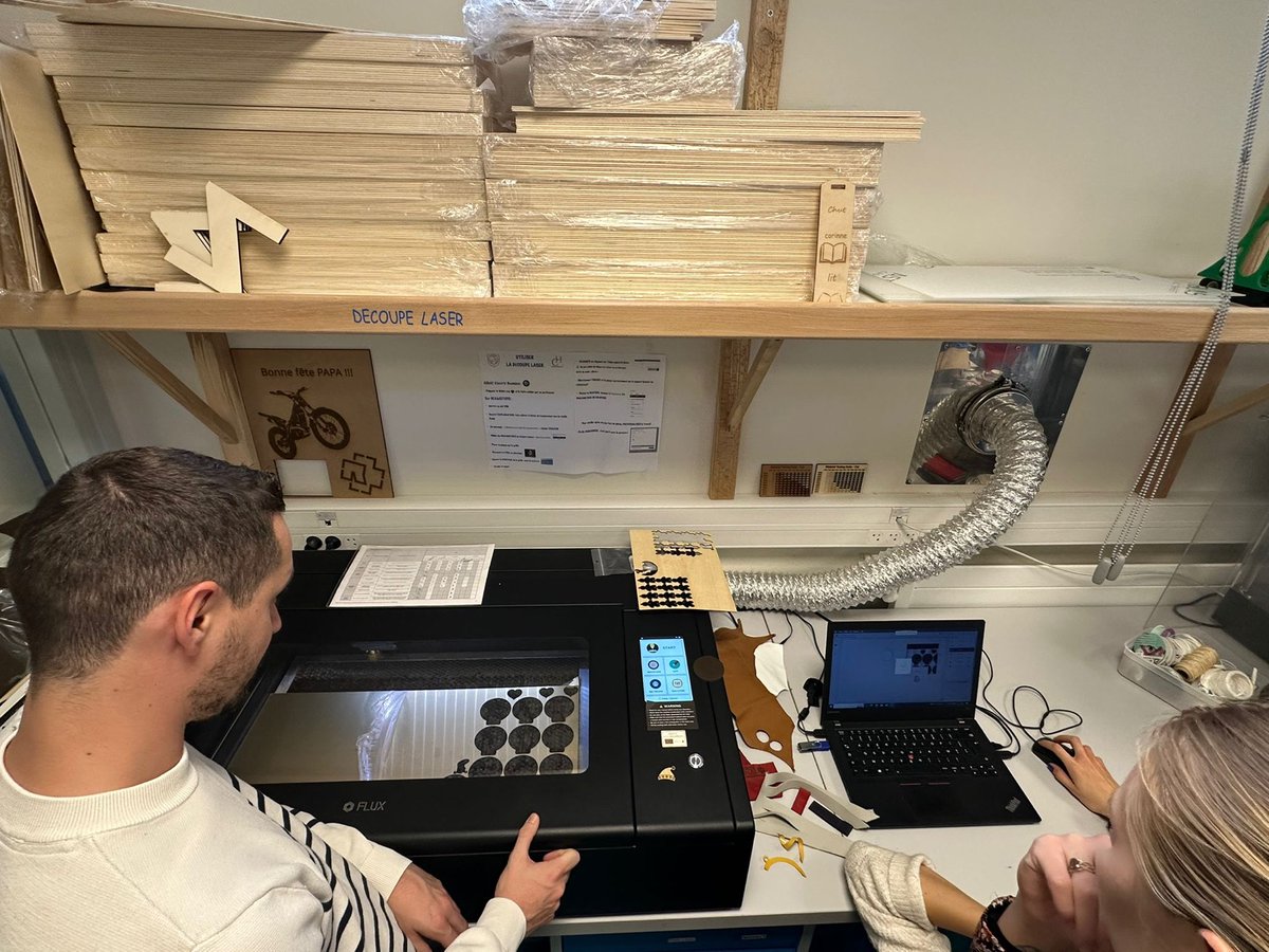 Ambition21_FSE's tweet photo. Visite au laboratoire numérique du collège @hartzviller de l’équipe #Ambition21 pour découvrir l’utilisation de la machine de découpe laser. Une belle expérience concrète et créative : réalisation de boules de Noël personnalisées pour les fêtes ! 🎄✨

#FSE+  
#fablab https://t.co/B8MCCWBjI3