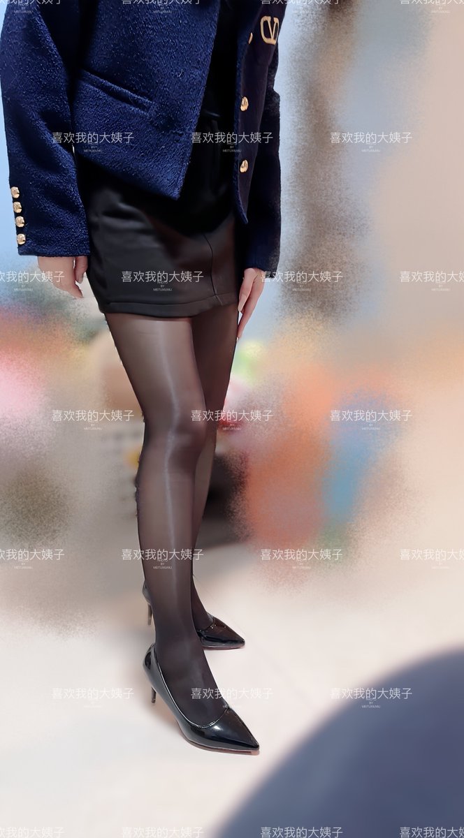 11月29号晚上好兄弟们，下班回家了
我还开玩笑的说，你回家也不换拖鞋，不累吗，大姐说这个穿的挺舒服的，忘换了，然后大姐说你看那个新闻没有，我说哪个，大姐说就是抖音推送的，有个男的去舔邻居的鞋子，好变态，老婆说我也看到了，以后鞋子不能放外面，我想说这不就是恋物吗，想了想还是没说 https://t.co/fwpRLbKQ4o