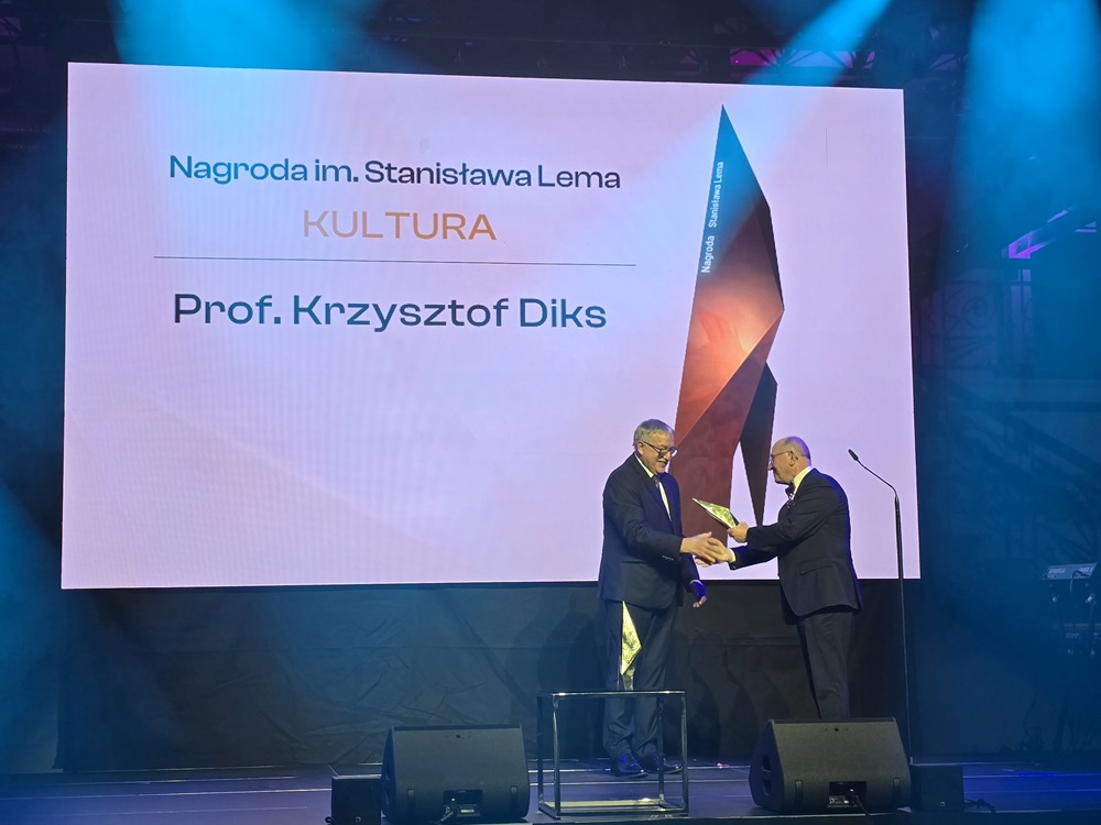 UniWarszawski's tweet photo. Prof. Krzysztof Diks z Wydziału Matematyki, Informatyki i Mechaniki #UW został laureatem tegorocznej Nagrody im. Stanisława Lema w kategorii „Kultura”. To nagroda za ponad 30-letnią pracę na rzecz rozwoju i kształcenia talentów w dziedzinie informatyki.
Nagrodzono też https://t.co/kJhPxHSGjS. prof. Rogera Penrose’a, jednego z najwybitniejszych współczesnych fizyków matematycznych, noblistę, doktora honorowego UW.
Gratulujemy!
🔗https://t.co/Gy1rR0IHUu