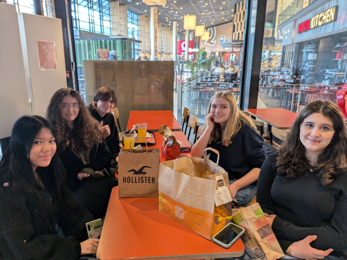 Mrs Thomas tweet media