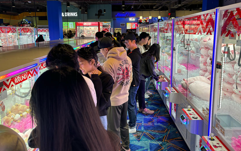 BrandonKHill's tweet photo. 最近アメリカ市場で最も成功してる日本企業？それがラウンドワン。現在全米で50ヶ所近く展開してて、若者に大人気。主な理由は:
- 郊外は遊ぶ場所がない
- 21歳未満はバーにも入れない
- UFOキャッチャーがバカウケ
- 和食ブーム
- 🇺🇸はマイルドヤンキー率多い
など
近いうちにブログにまとめます。 https://t.co/bRhVrVbF39
