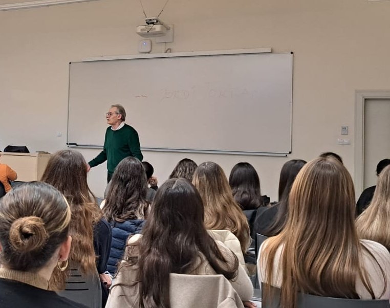 🗣Avui hem portat a terme l'activitat Oberta: Eines de Comunicació amb els estudiants de 1er Grau d'Infermeria d'<a href="/EuiSantPau/">EUI-Sant Pau</a> amb el Sr Jordi Torras. Moltes gràcies, Jordi!
#comunicacióiTIC
💯👏👏👏