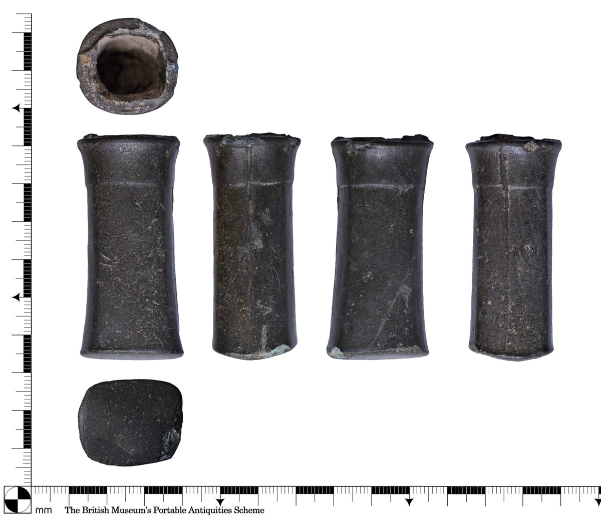 It's #FindsFriday!
I recently recorded this beautiful late Bronze Age copper-alloy socketed hammer. Less than 65 have been recorded on the PAS database and this one is complete.
LEIC-05A837 ⬇️⬇️
finds.org.uk/database/artef…