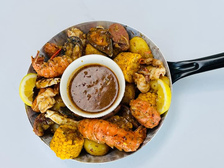 nchephe_irene's tweet image. The wait is finally over🥳🥳, we are excited to announce an opening of Delicacy Treats for your ultimate relaxation while enjoying our delicacies🍱🍤🦪! We'll definitely be fishing for a compliment in every dish!! Remember it's not just about food, it's an experience!
#Lstwitter