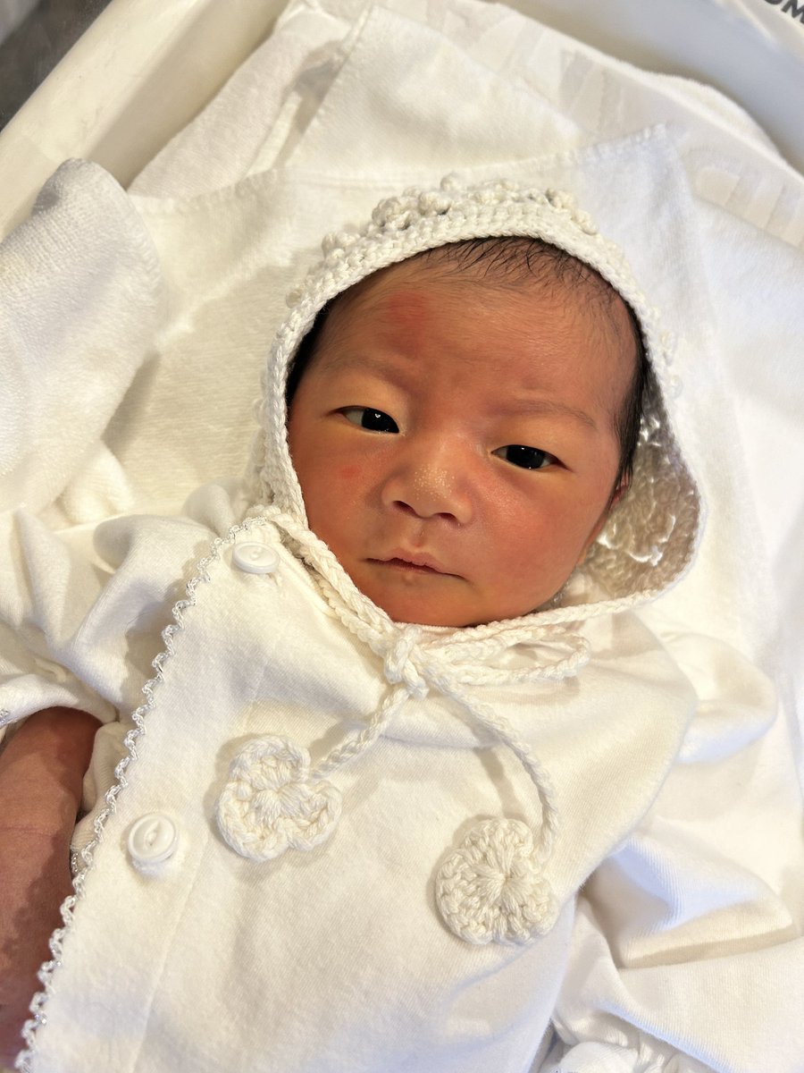 djma_mi's tweet photo. 30時間と想像を超えるお産になりましたが
先日無事に元気な男の子を出産しました🕊️

無事に産まれ産声を聞いた瞬間
ようやく会えた嬉しさと
愛おしい気持ちでいっぱいでした👶🏻💓
⁡
ゆっくり休みつつ
これからは１人のママとして
頑張ります💪🏻🤍

これからもみなさんよろしくお願いします👶🏻✨ https://t.co/et1SrMYon8