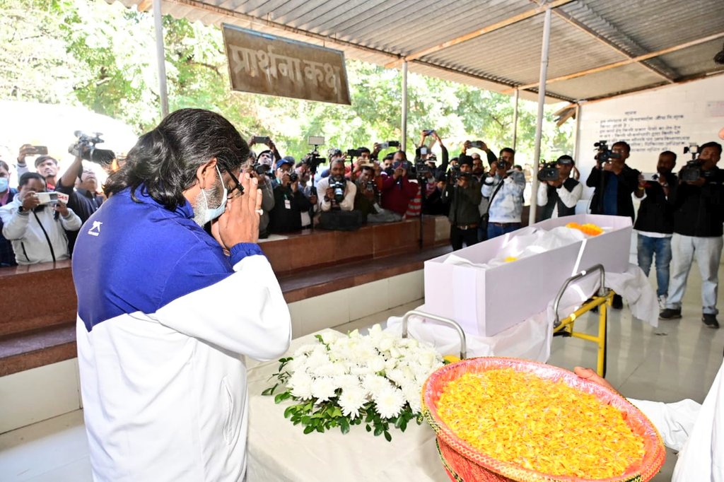 HemantSorenJMM's tweet photo. रिम्स, रांची परिसर में धरती आबा भगवान बिरसा मुंडा के वंशज दिवंगत श्री मंगल मुंडा जी के पार्थिव शरीर पर पुष्प-चक्र अर्पित कर श्रद्धांजलि दी।

दिवंगत श्री मंगल मुंडा जी को अंतिम जोहार! https://t.co/i8gjryvZor