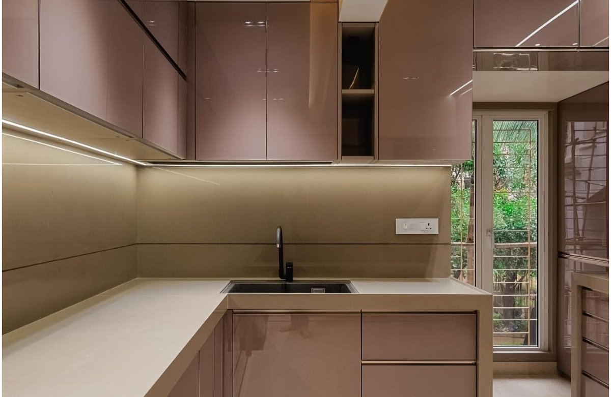 KKModularKitchn's tweet image. Discover the ultimate elegance with KK Modular Kitchen’s latest design!

This modular kitchen blends style, durability, and luxury for modern living.

Our design features back-painted glass, Rose Gold, and premium hardware.

#kkmodularkitchen #kitchendesign #rosegold