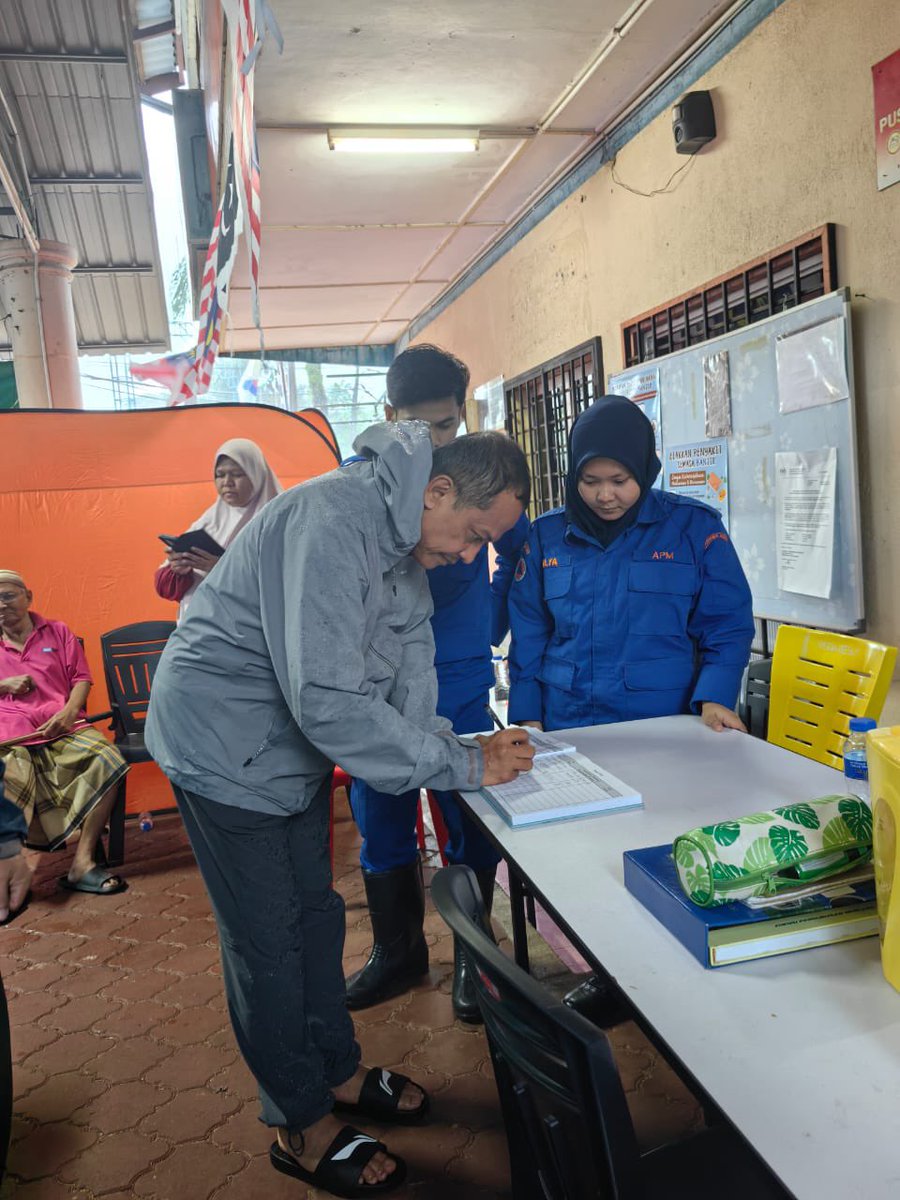 Bertanya khabar penghuni di PPS Dewan Orang Ramai Kampung Apal bersama YB Dr. Azman Ibrahim, ADUN Jabi yang juga Exco Jawatankuasa Pertanian, Industri Asas Tani, Keterjaminan Makanan dan Komoditi Negeri Terengganu.

Kak Zah kata gambar dia ambik tak comel, bagi saya comel dah ni.
