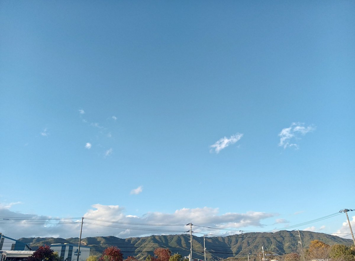 今日は最終プレゼンを2つしてきました！通れば良いな！

高知の空は広い！360度、山！