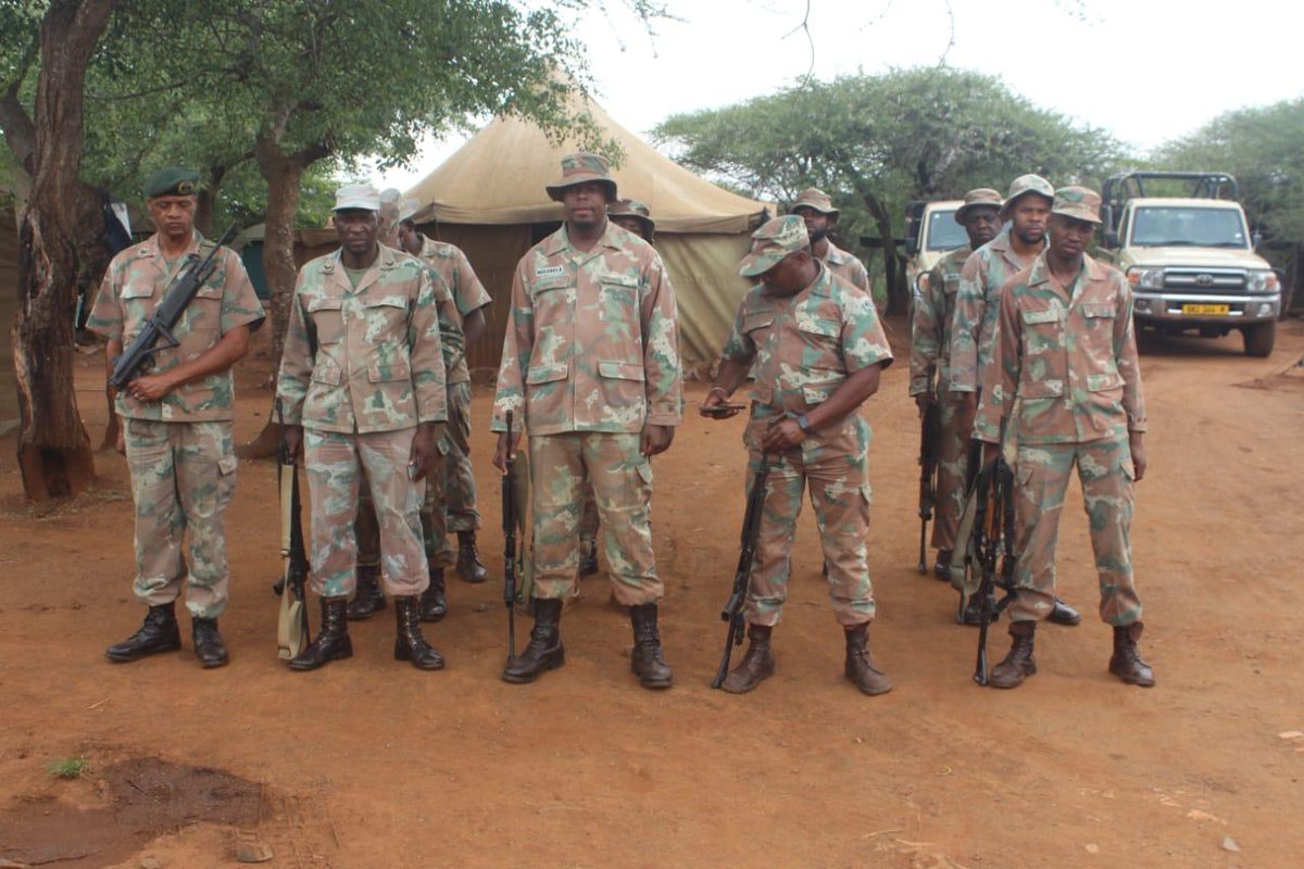 SANDF_ZA's tweet photo. READ || Festive Cheers for Operation CORONA Soldiers in KwaZulu-Natal.
https://t.co/oZqHfq7v2d
#SANDF
#JointOperationsDivision
#JointOperationsKwaZuluNatal
#GoodwillParcelProject https://t.co/CduR73Nurt