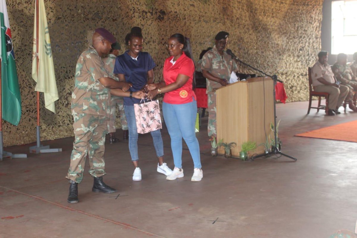 SANDF_ZA's tweet photo. READ || Festive Cheers for Operation CORONA Soldiers in KwaZulu-Natal.
https://t.co/oZqHfq7v2d
#SANDF
#JointOperationsDivision
#JointOperationsKwaZuluNatal
#GoodwillParcelProject https://t.co/CduR73Nurt