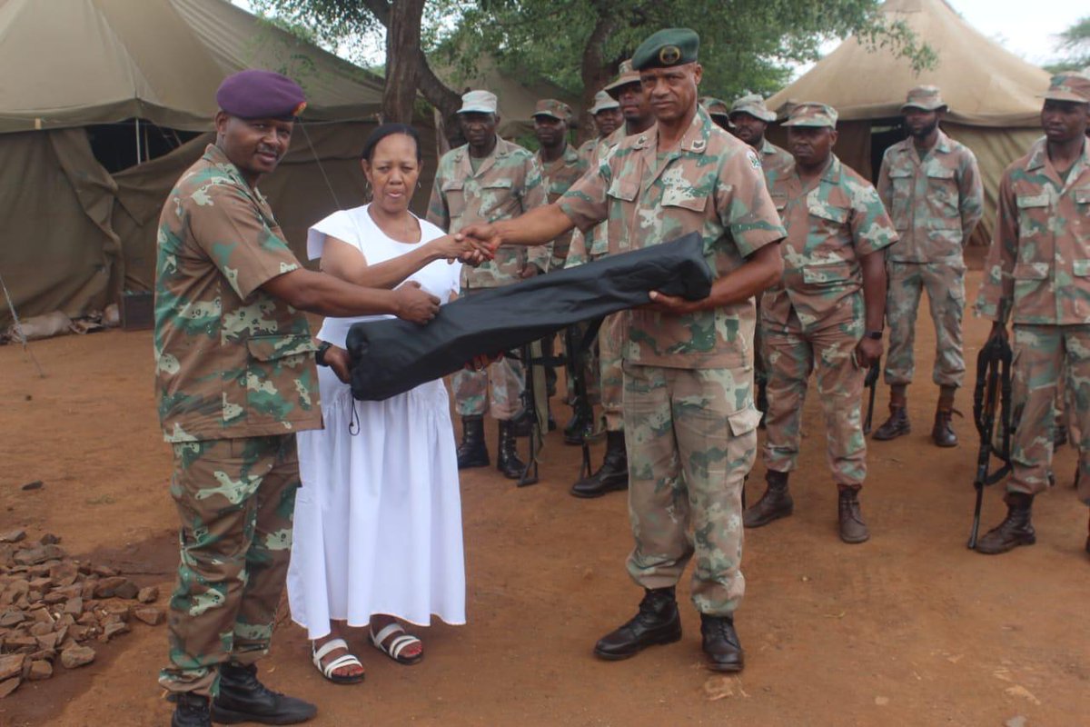 SANDF_ZA's tweet photo. READ || Festive Cheers for Operation CORONA Soldiers in KwaZulu-Natal.
https://t.co/oZqHfq7v2d
#SANDF
#JointOperationsDivision
#JointOperationsKwaZuluNatal
#GoodwillParcelProject https://t.co/CduR73Nurt