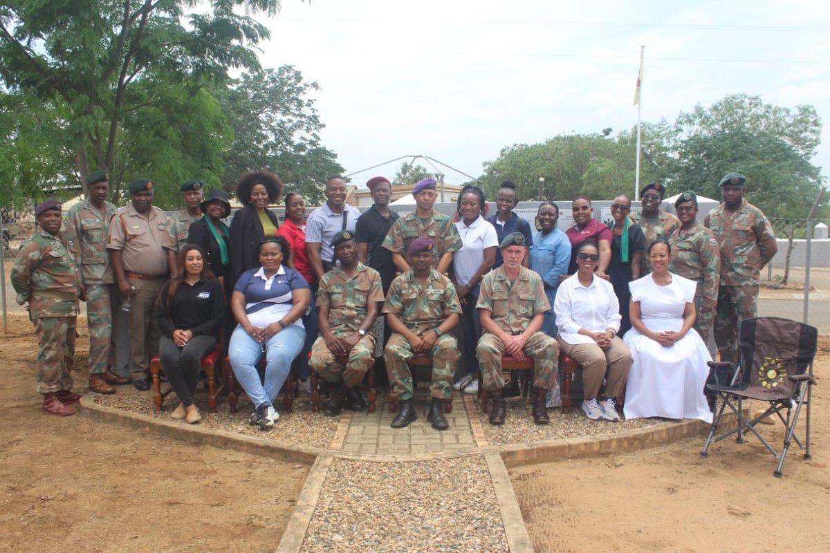 SANDF_ZA's tweet photo. READ || Festive Cheers for Operation CORONA Soldiers in KwaZulu-Natal.
https://t.co/oZqHfq7v2d
#SANDF
#JointOperationsDivision
#JointOperationsKwaZuluNatal
#GoodwillParcelProject https://t.co/CduR73Nurt