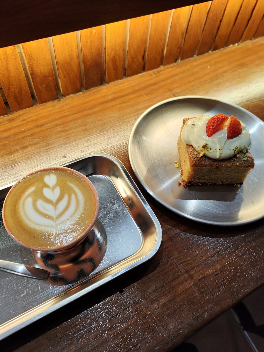 cbv84's tweet photo. La nueva burbuja: Cafeterías de especialidad 😅 Eso sí, cuando te tratan con tanta amabilidad y lo que tomas es muy bueno (café de Old Town Coffée y un exquisito bizcocho casero de pistacho), pues se recomienda y se les desea lo mejor: #Driper en Gros, Ñoñosti. https://t.co/A5RQSIxOMn