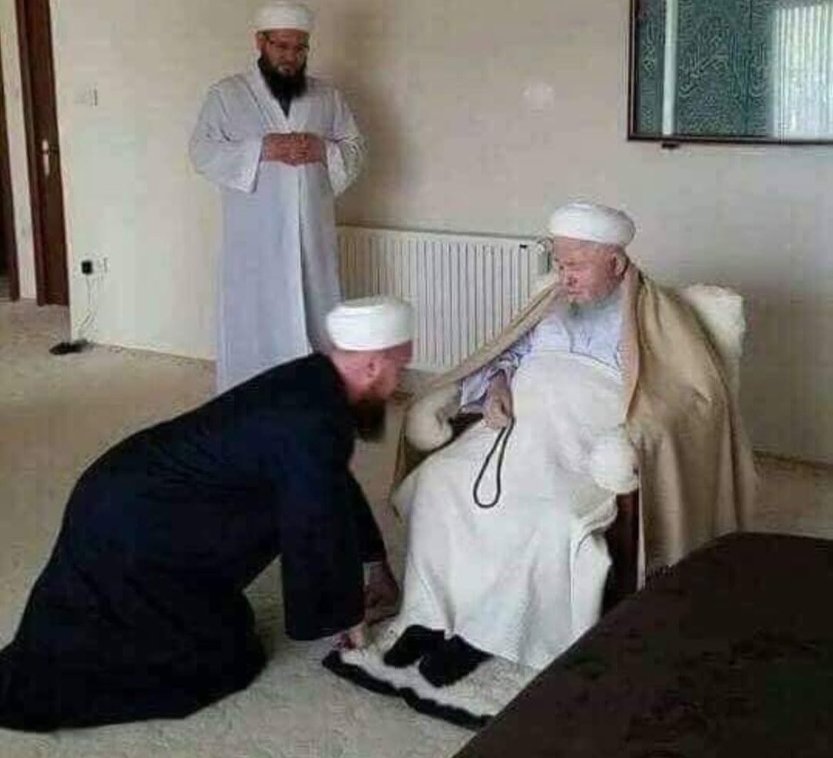 Başkomutan Atatürk’e saygı duruşunu putperestlik olarak görenlerin hali.