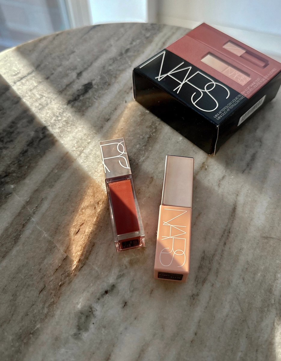 maruyumi's tweet photo. お得が過ぎまずぞ…？思わず震えたNARSの限定キット。年に一度の@cosme BEAUTY DAYで発売するんだけど大好きが詰まっているではないか！人気で品切れしてたライトリフレクティングプライマーも！これさえあれば年末の肌補正計画は完璧。 #PR #ビューティーデーこれ見て2024 https://t.co/LXLURAjThs