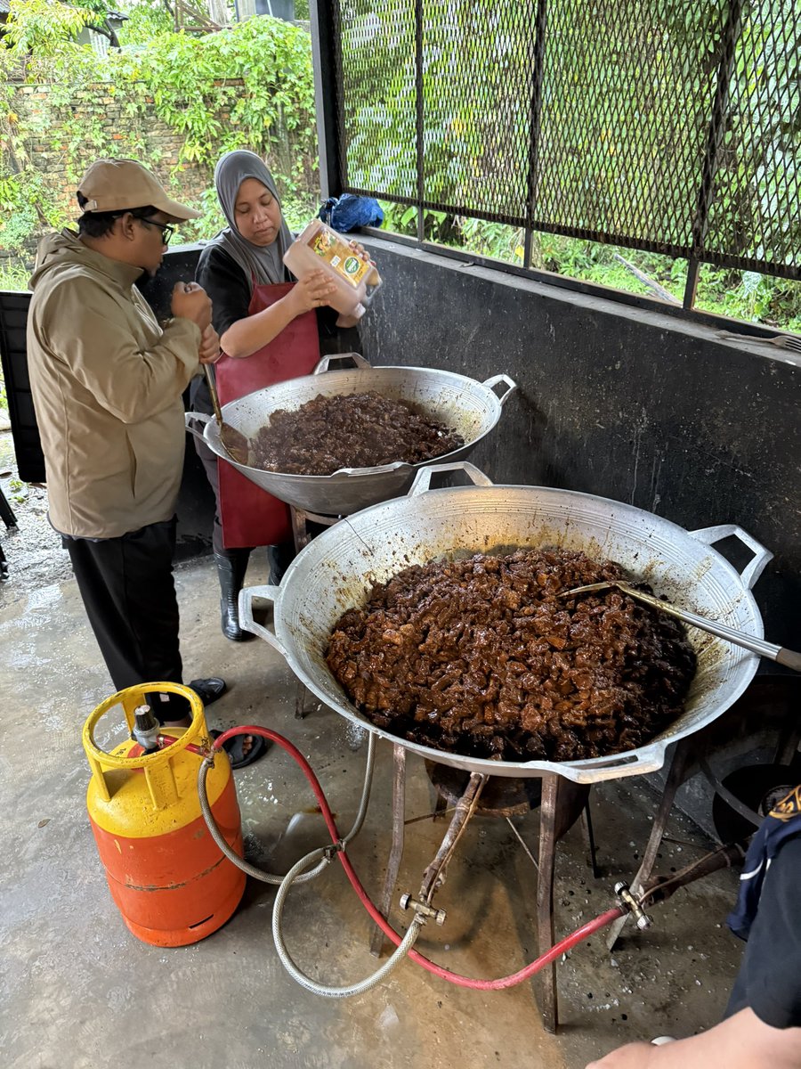 khairulaming's tweet photo. Baru landed Kelantan. Hari ni kita mulakan bantuan banjir ke pusat pemindahan. Petang ni kita settlekan makanan di Pasir Mas dahulu. My staff akan beli and prepare barang-barang keperluan asas dan esok kita akan hantar dengan lori ke PPS. Ada ribuan mangsa yang tak cukup keperluan sekarang ni. 

In the meantime kalau sesiapa area Kota Bharu yg ada roti, air mineral, pad, makanan dalam pek, selimut atau any keperluan asas yang boleh sedekah urgent, mohon datang drop di kedai Nasi Berlauk Sudin di Sri Cemerlang. Waze : Bard & Brew. Cutoff time 9pm today. Terima kasih guyss 🙏🏻