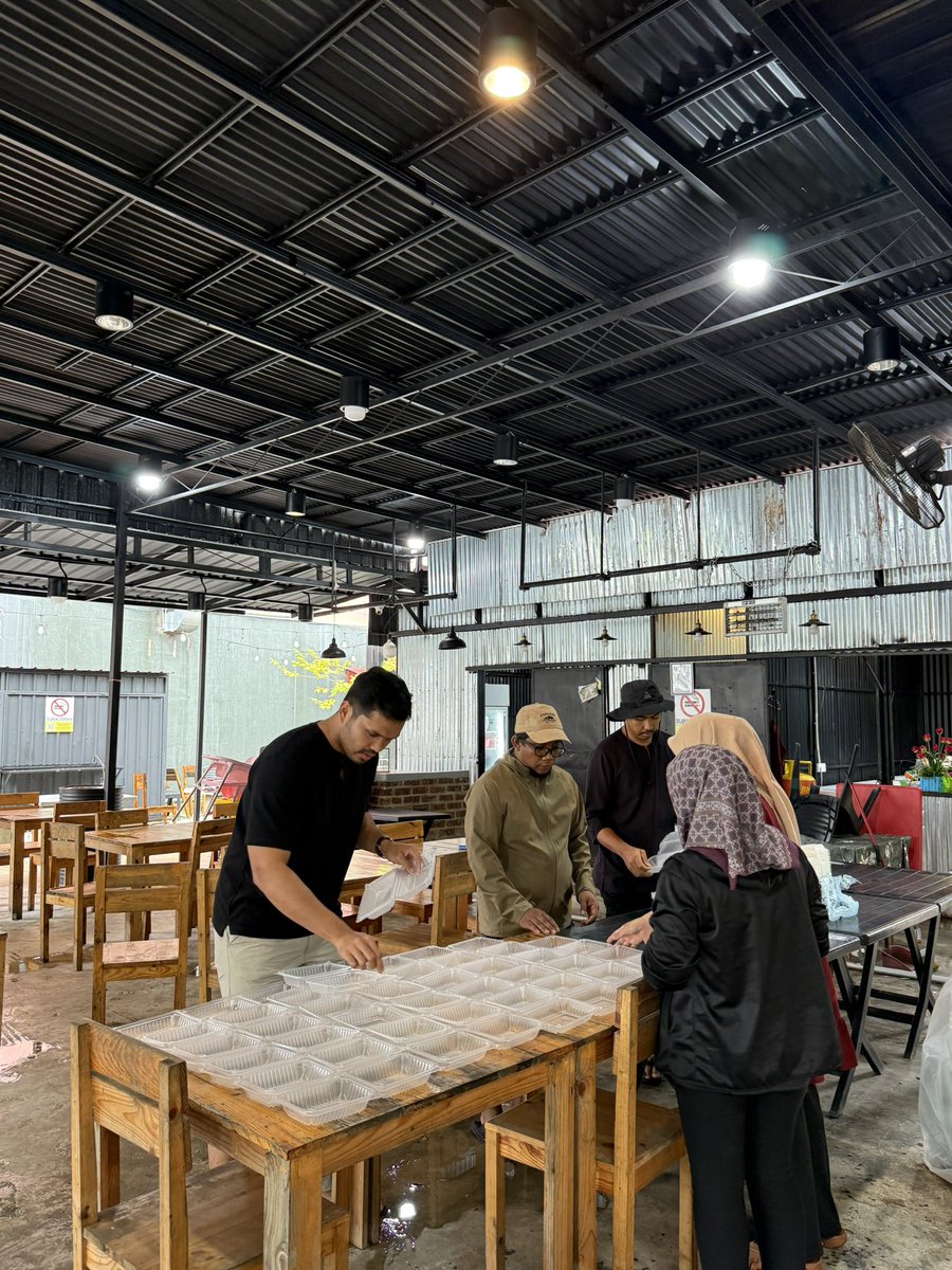 Baru landed Kelantan. Hari ni kita mulakan bantuan banjir ke pusat pemindahan. Petang ni kita settlekan makanan di Pasir Mas dahulu. My staff akan beli and prepare barang-barang keperluan asas dan esok kita akan hantar dengan lori ke PPS. Ada ribuan mangsa yang tak cukup