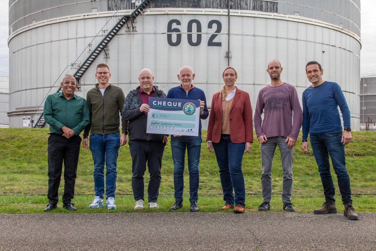 Zeeland Refinery doneert €2500,- aan Jeugdfonds Sport en Cultuur Zeeland.
In totaal maken er bijna 3000 kinderen in Zeeland gebruik van het fonds voor een sport- of cultuurkans. Met deze bijdrage kunnen 15 kinderen weer een jaar deelnemen aan sport of cultuur.