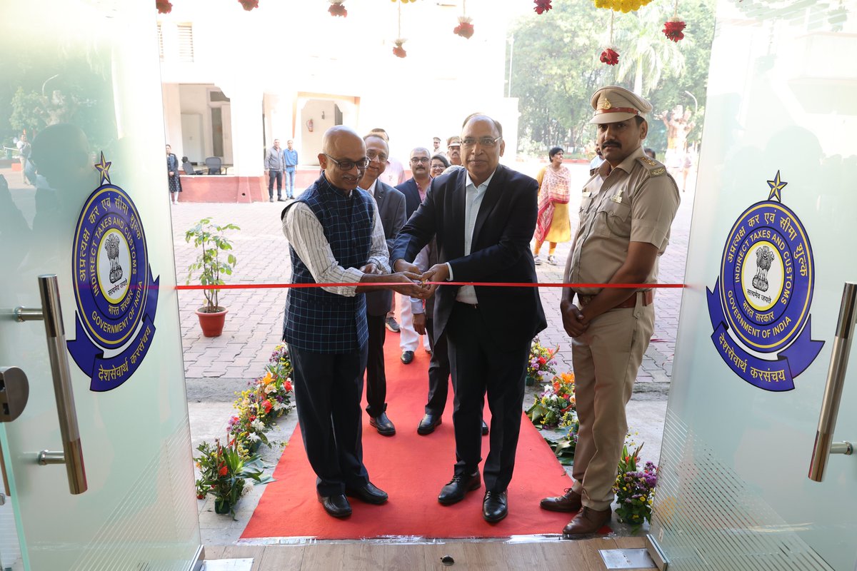 EXCISECGST's tweet image. GST Suvidha Kendra, Indore was inaugurated today by Hon’ble Chief Commissioner, CGST, CX &amp;amp; Customs, Bhopal Zone(MP &amp;amp; CG), Shri CP Goyal and Commissioner, SGST, (MP) Shri Dhanaraju S at GST Bhavan, Manik Bagh Palace, Indore. @cbic_india @Infosys_GSTN @commercial_mp @cgstbhopalzone