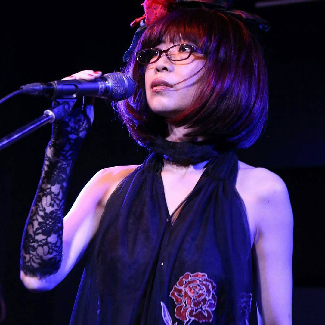 chieroom's tweet photo. 諸事情あって最近はあまりライブが出来てないのですが、唄ったり演じたり脚本書いたりアコーディオン弾き語ったりしてます、チエルームです。

源氏物語を愛するあまり、源氏語り配信や、源氏語りと唄・演奏を絡める劇場型ライブなどもやっておりますの。 https://t.co/HVXFMuECgQ