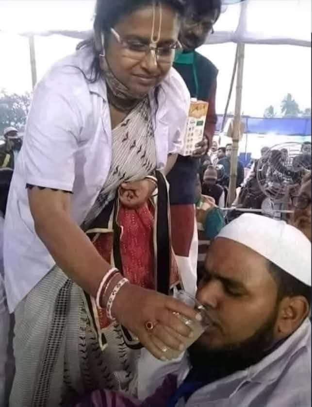 CRS_for_Bharath's tweet photo. #ISKCONBangladesh is a radical Hindu group..

See this  #ISKCONTerrorist volunteers , what they are doing?!

#SaveBangladeshHindu 
#ISKCON #hindulifematters 
#AkhandaBharath https://t.co/NVsoexPbwI