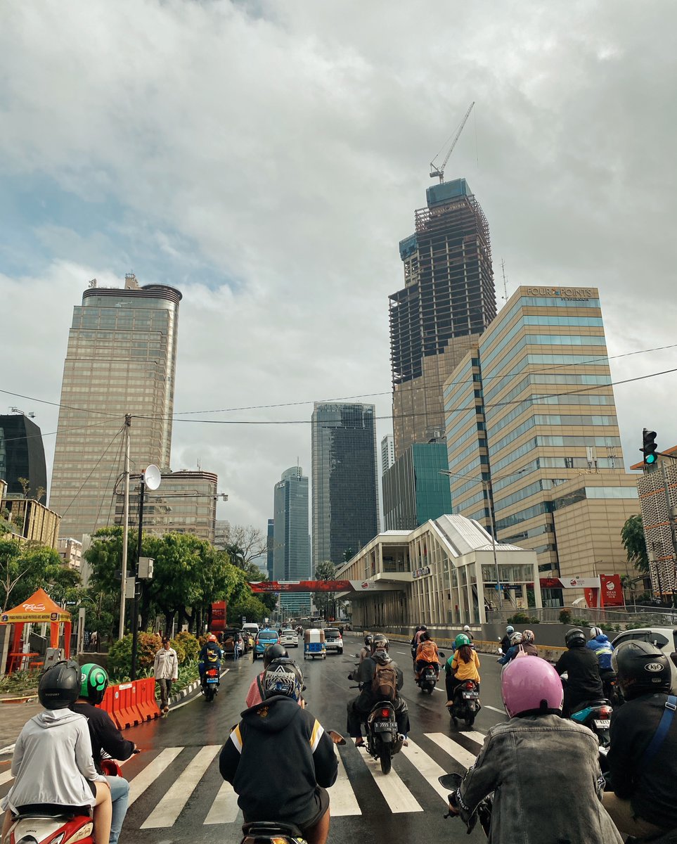 Main ke Jakarta? Jangan cuma ke mall aja, waktunya eksplor lebih jauh dan temuin sisi seru kota ini! 🌆 

💡 a thread by mimin &amp; Remadja Lapuk