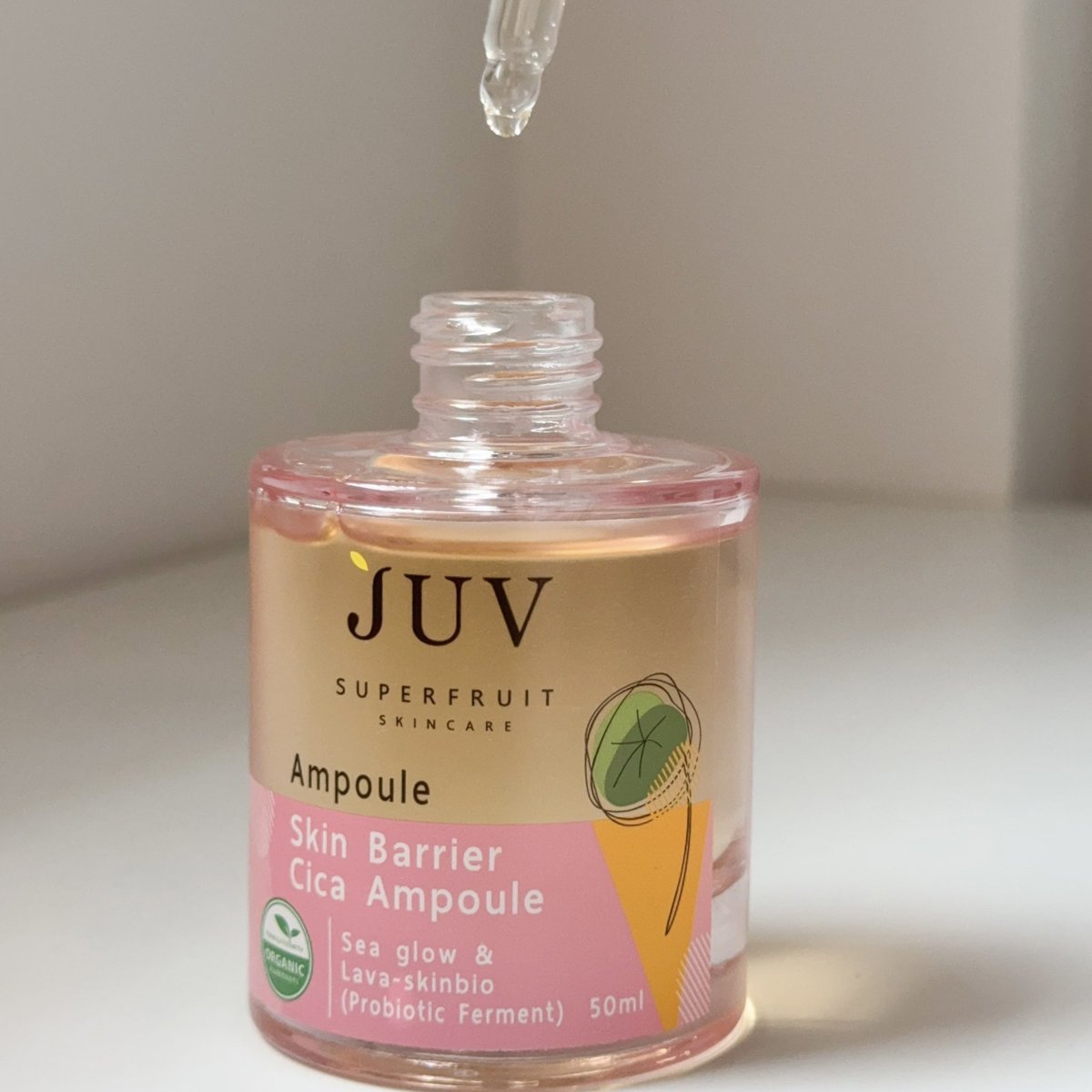 จะบอกว่าใช้ JUV Skin Barrier Cica Ampoule ขึ้นขวดที่ 2 แล้ววว ชอบมาก <3 ใครที่ผิวแห้งกร้าน ผิวอักเสบบ่อยและสิวขึ้นง่ายคือควรมี น้องช่วยได้เยอะพูดเลย มีส่วนผสมจากธรรมชาติอย่าง Centella Asiatica ที่ช่วยลดการอักเสบและปลอบประโลมผิวไปในตัว ที่เริ่ดอีกอย่างหนึ่งคือมี EPS Seaglow ที่จะช่วยดูแลผิวให้ดูขาวอมชมพูแบบ Natural Rosy Tone ใช้แล้วผิวเนียนนุ่ม ชุ่มชื้น อิ่มน้ำขั้นสุด แถมใช้ระยะยังช่วยเสริมเกราะป้องกันผิวให้แข็งแรงด้วยนะ 1000/10
