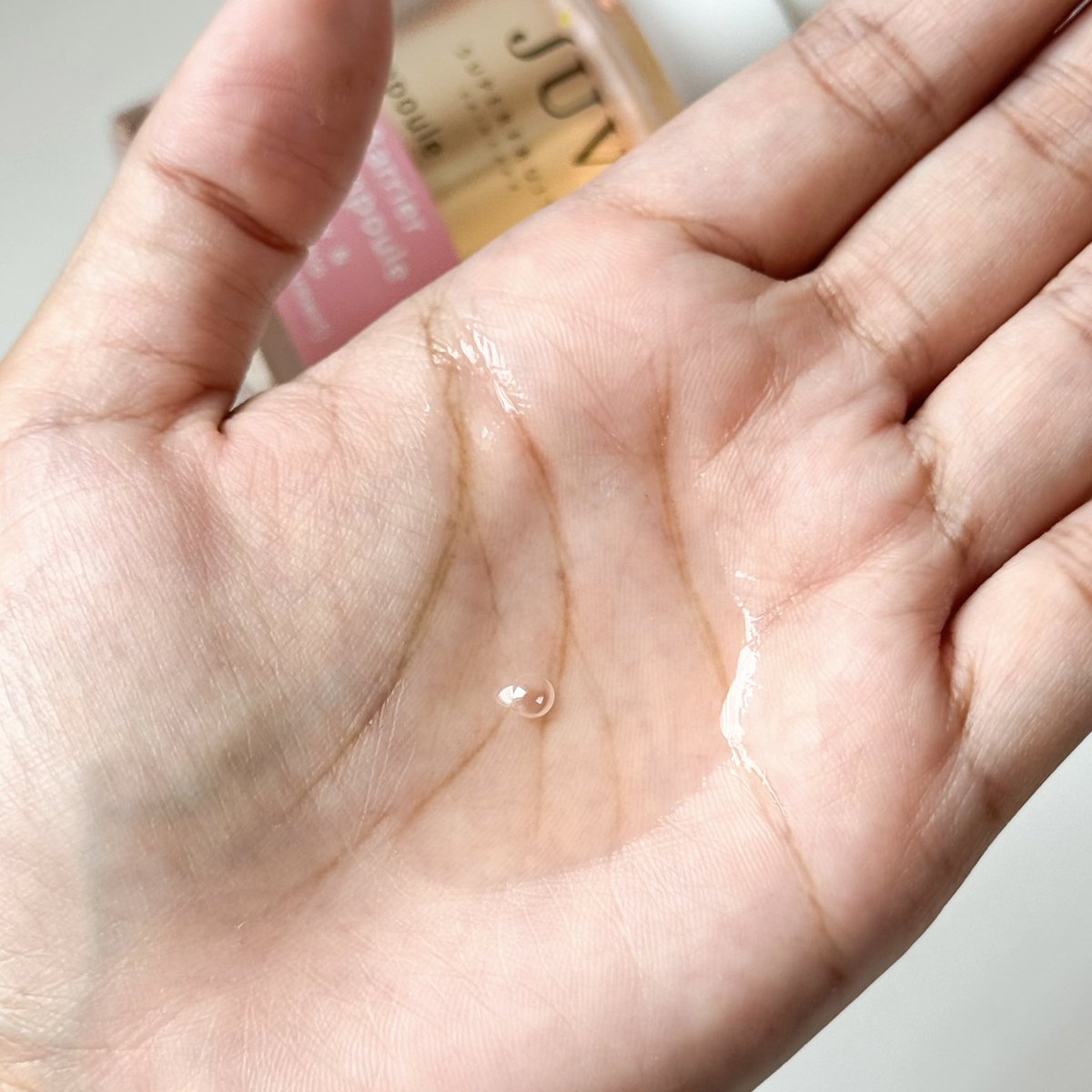 จะบอกว่าใช้ JUV Skin Barrier Cica Ampoule ขึ้นขวดที่ 2 แล้ววว ชอบมาก <3 ใครที่ผิวแห้งกร้าน ผิวอักเสบบ่อยและสิวขึ้นง่ายคือควรมี น้องช่วยได้เยอะพูดเลย มีส่วนผสมจากธรรมชาติอย่าง Centella Asiatica ที่ช่วยลดการอักเสบและปลอบประโลมผิวไปในตัว ที่เริ่ดอีกอย่างหนึ่งคือมี EPS Seaglow ที่จะช่วยดูแลผิวให้ดูขาวอมชมพูแบบ Natural Rosy Tone ใช้แล้วผิวเนียนนุ่ม ชุ่มชื้น อิ่มน้ำขั้นสุด แถมใช้ระยะยังช่วยเสริมเกราะป้องกันผิวให้แข็งแรงด้วยนะ 1000/10