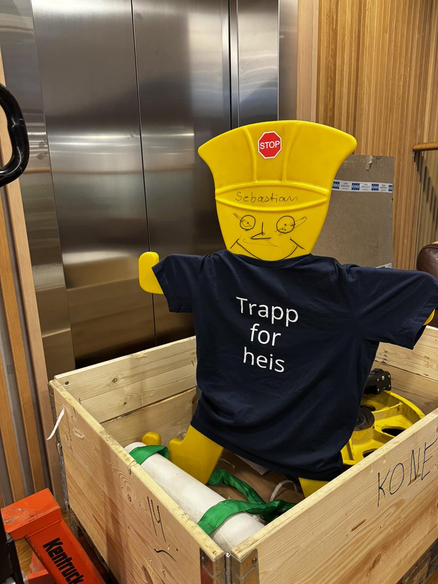 De som fikser heisen i Vys hovedkontor i Schweigaardsgate, har jo humor. De har jo det.  😅