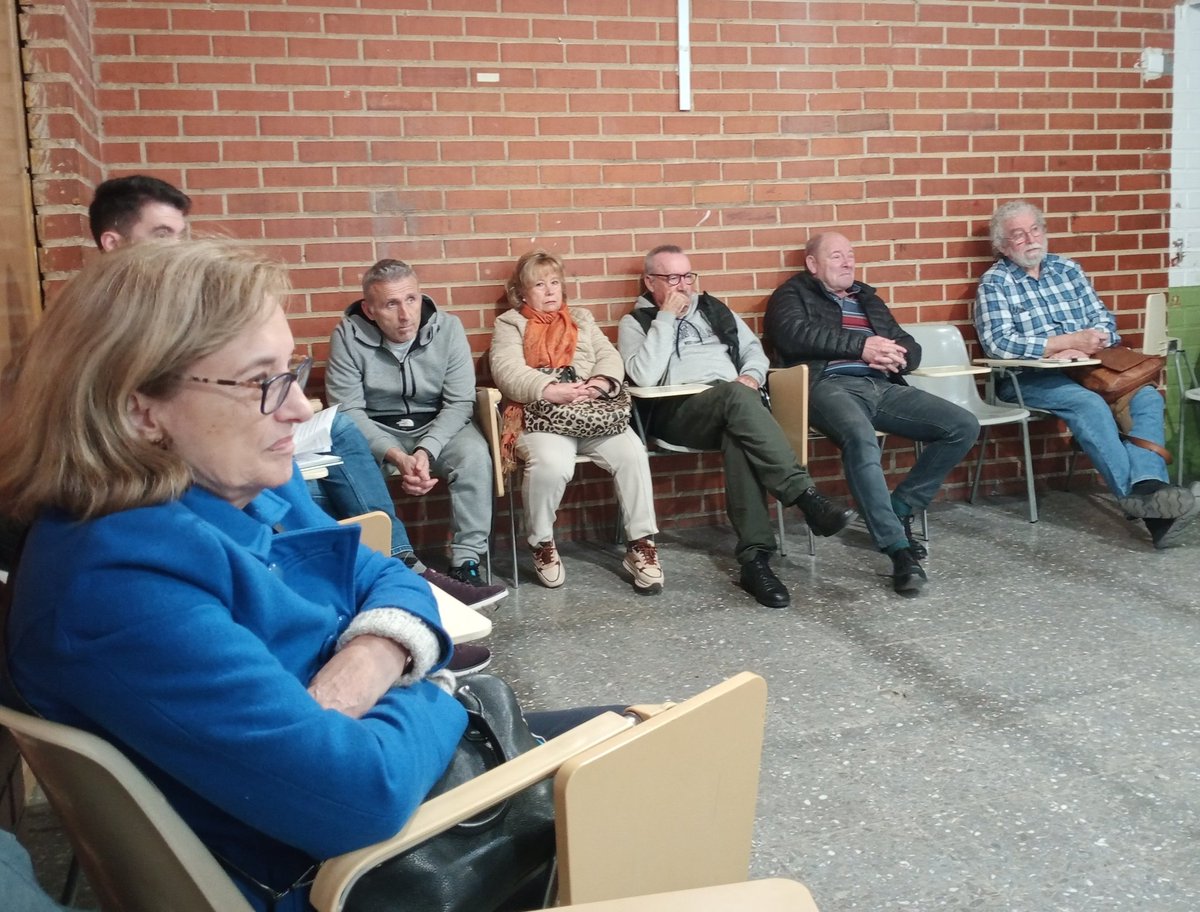 Ayer, en una productiva asamblea en la asociación, compartimos carencias del barrio y un montón de propuestas de mejora. 

El próximo jueves 5 dic a las 18:30 continuamos. No te cortes, participa.

#SomosBienDeBarrio 
#JuntasHacemosBarrio
#ElSanPasSeMueve