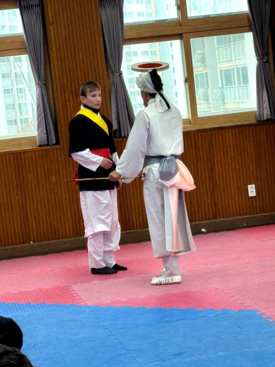 GunnersburySch's tweet image. Some of the year 9 Gunnersbury boys took park in and experienced a tradition Korean dance workshop today