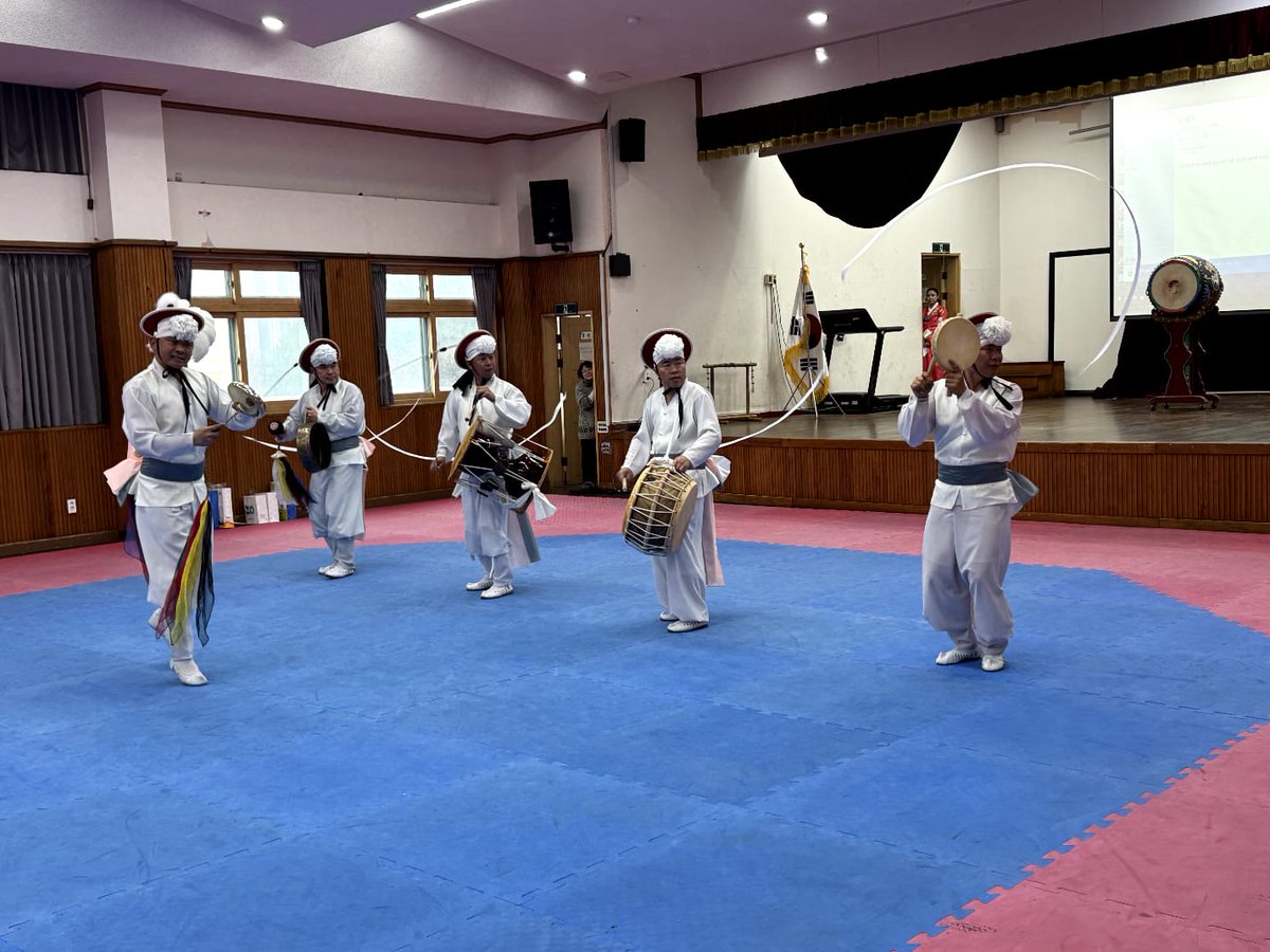 GunnersburySch's tweet image. Some of the year 9 Gunnersbury boys took park in and experienced a tradition Korean dance workshop today