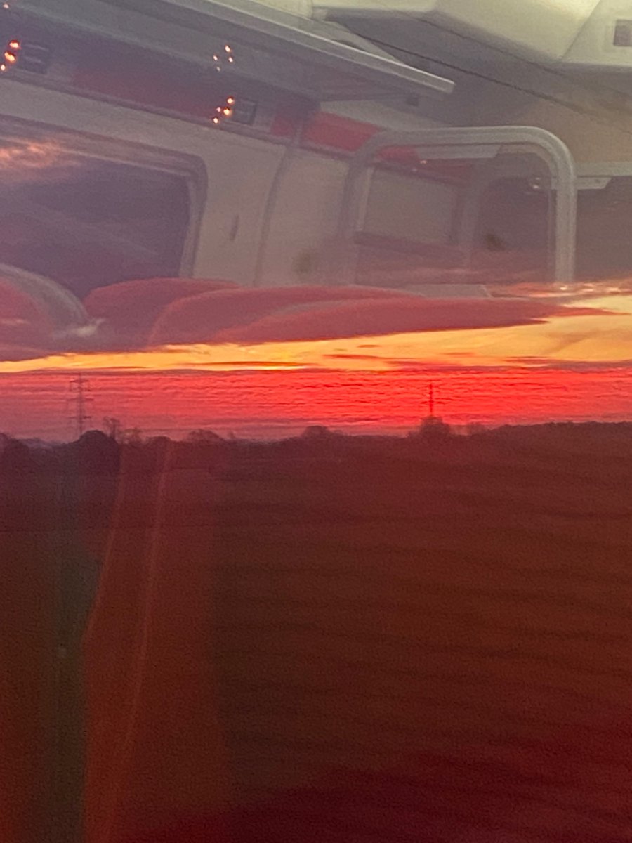 YLSSarahRobbo's tweet image. Thank goodness for coffee ☕️ & beautiful sunrises 🌅 💕
Early start today on 5.40 train Edinburgh to London @wellcometrust for the first Adolescent Health Study Research Community & Engagement event
#healthresearch #youngpeople