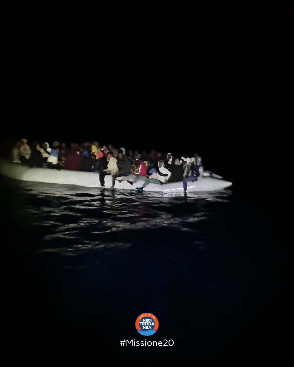 RescueMed's tweet photo. Le persone, in fuga dalla #Libia, erano a bordo di un gommone partito 3 giorni fa da #Zuara, alla deriva in avaria e stava per affondare in zona SAR Maltese, 36 miglia a sud di #Lampedusa.
2/6 https://t.co/tZpmckwejK