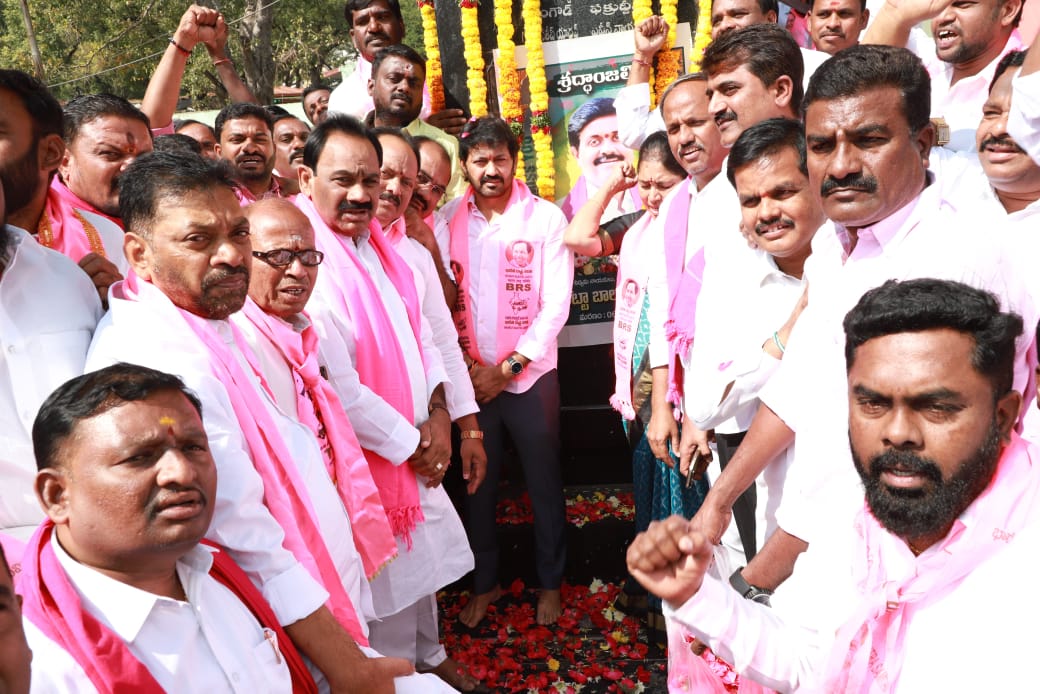 PSReddyTRS's tweet photo. యాదాద్రి భువనగిరి జిల్లా కేంద్రంలో ఏర్పాటు చేసిన దీక్షాదివస్ కార్యక్రమం. 

బీఆర్ఎస్ శ్రేణులు, కార్యకర్తలు, అభిమానులు పెద్దయెత్తున పాల్గొని ఉద్యమ జ్ఞాపకాలను గుర్తు చేసుకున్నారు. 

#DeekshaDiwas https://t.co/gEJC1Mvn2J