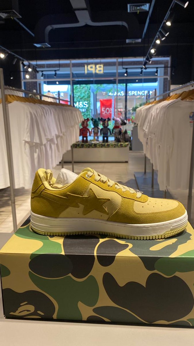 serli_dewi's tweet photo. gatau bakal nyampe mana ini tweet. niat mau jualin sepatu aja. Ini masih Baru dari toko. Harga normal 5,055,000 gua jual rugi 2,500,000 please jan nawar lagi🥹 Us 8 ukuranindo 41/42 .  Bantu Viralin dong temen🙏🏻 https://t.co/NnGnBV43Z6