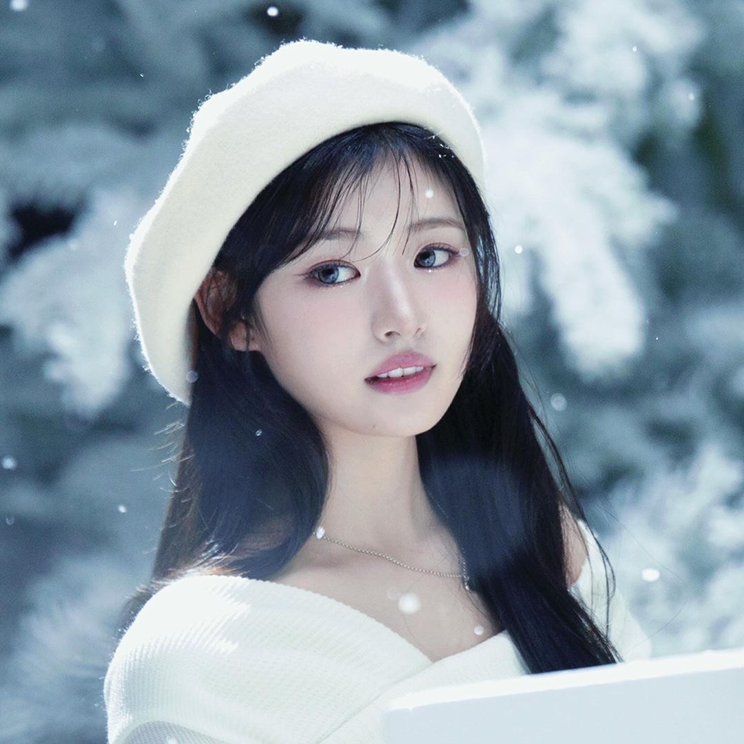 [📸 29.11.24] — Confira a Lyric photo da #ATHENA para 'WINTER GLOW'.

“quando você diz meu nome”

🗓 – O lançamento de 'WINTER GLOW' será dia 09.12

#ATHENA #아테나 #AthenaYang #FIFTYFIFTY #아테나양 <a href="/we_fiftyfifty/">FIFTY FIFTY Official</a>