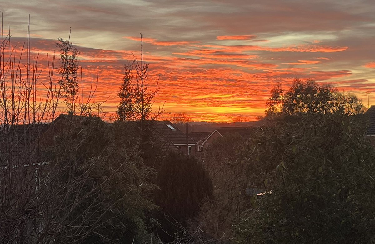 Fabulous Sunrise this morning…an invigorating start to the day! Looking east from Stafford, England - Cannock Chase on the horizon. 😌 <a href="/StormHour/">#StormHour</a> <a href="/StaffsSkies/">Staffordshire Skies</a>