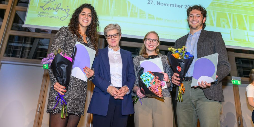 Leibniz-Gemeinschaft (@leibnizwgl) on Twitter photo Der Leibniz-Promotionspreis 2024...
prämiert herausragende Doktorarbeiten zu Sanktionen von <a href="/HanaSaadAttia/">Hana Attia</a> (<a href="/GIGA_Institute/">German Institute for Global and Area Studies</a>), Medikamentenentwicklung von <a href="/sarakopf1/">Sara Kopf</a> (@likat_rostock) & Klimawandel-Kosten von <a href="/KotzMaximilian/">Maximilian Kotz</a> (<a href="/PIK_Klima/">Potsdam-Institut für Klimafolgenforschung PIK</a>).
ow.ly/itGr50Uhzx3
Foto: Ausserhofer Der Leibniz-Promotionspreis 2024...
prämiert herausragende Doktorarbeiten zu Sanktionen von <a href="/HanaSaadAttia/">Hana Attia</a> (<a href="/GIGA_Institute/">German Institute for Global and Area Studies</a>), Medikamentenentwicklung von <a href="/sarakopf1/">Sara Kopf</a> (@likat_rostock) & Klimawandel-Kosten von <a href="/KotzMaximilian/">Maximilian Kotz</a> (<a href="/PIK_Klima/">Potsdam-Institut für Klimafolgenforschung PIK</a>).
ow.ly/itGr50Uhzx3
Foto: Ausserhofer