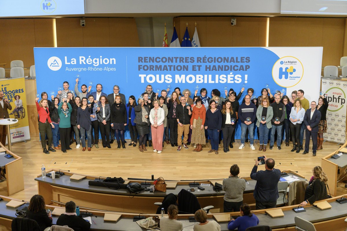 CEFORA07's tweet photo. Le 18 novembre 2024, Cefora a reçu le trophée d'#ambassadeur H+ (par l'intermédiaire de Willy (notre référent H+, avec Nathalie) récompensant l'implication pour l'accompagnement en #formation des personnes en situation de #handicap. 
Merci @auvergnerhalpes et félicitations à tous https://t.co/Mj4o6AmRYp