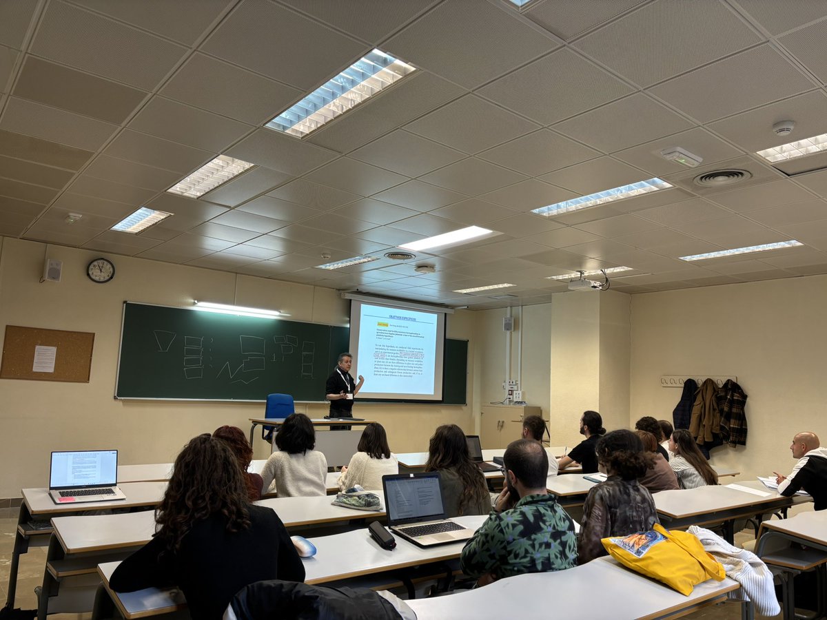 Hemos empezado de buena mañana con el curso impartido por Marcos Méndez.

“Cómo escribir introducciones y discusiones, vencer el miedo a la página en blanco.”