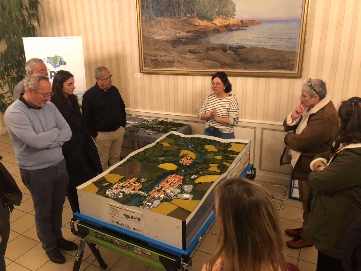 La maquette du bassin versant très sollicitée pour présenter de manière interactive les enjeux liés à l'eau et les actions possibles pour la préserver : présentation aux élus de Saintes, aux étudiants en bac pro et aux agriculteurs dans le cadre des formations sur les MAEC.