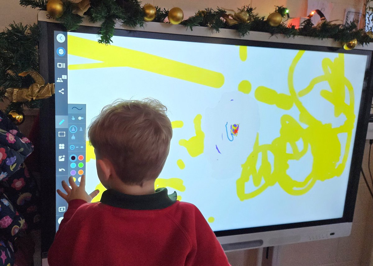 MissCMayers's tweet image. 🤩 Perfect example of #EYFS using the multi-touch feature of their @SMART_Tech board to work side by side on the same activity and develop those all important gross and fine-motor skills 💪🏼

#EYTalking #EYTagTeam #Teaching #Learning #Play #EdTech
