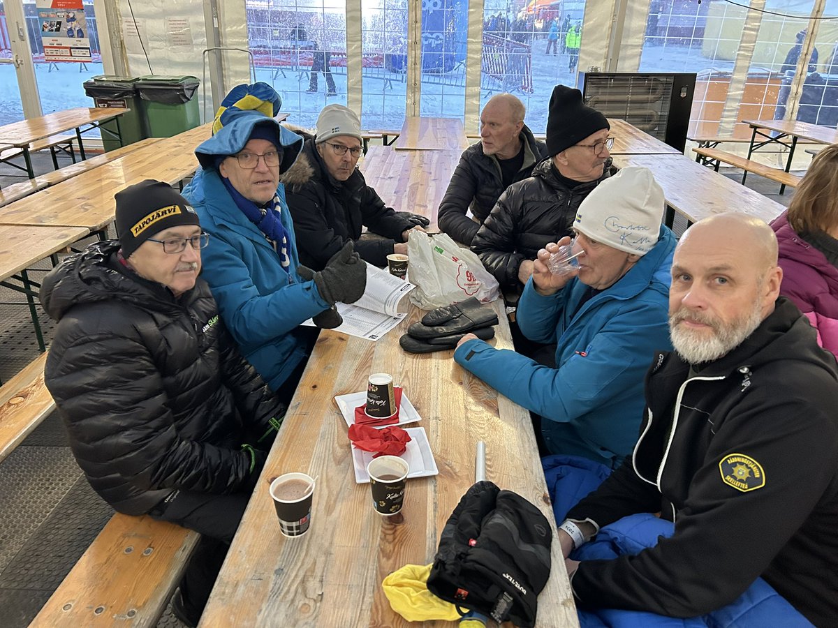 Byske's tweet photo. Laddar i restaurangtältet timmen innan start. Tärendögänget med @LeifPekkari är givetvis på plats.
#idrottsturist #rukanordic #viaplayvinter https://t.co/E369yo9tF6