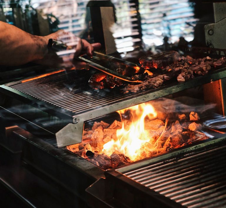 🔥 Disfruta de las mejores carnes a la parrilla de carbón en Restaurante El Oso. Más de 25 años ofreciendo auténtica cocina asturiana en Madrid. ¡Te esperamos! 🐻🍽️"