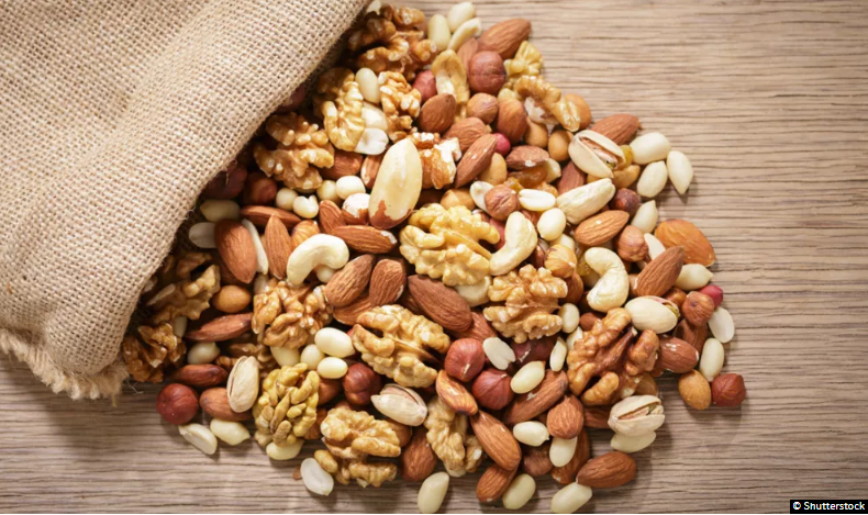 Knabbern geht auch gesund: Neben Gemüsesticks eignen sich Nüsse. Am besten naturbelassen, also ohne Salz, Zucker, Gewürze oder Teigmantel enthalten sie viele wertvolle Nährstoffe. Warum Nüsse für Menschen mit #Diabetes täglich dazugehören sollten: tinyurl.com/2kectyt6